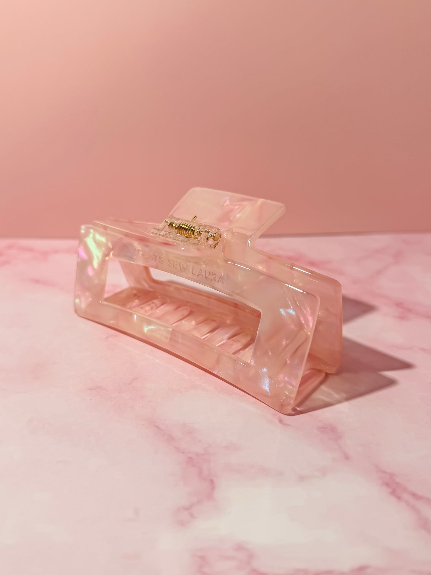 Pearlescent Hair Claw Clip – Comfortable, Everyday Hold